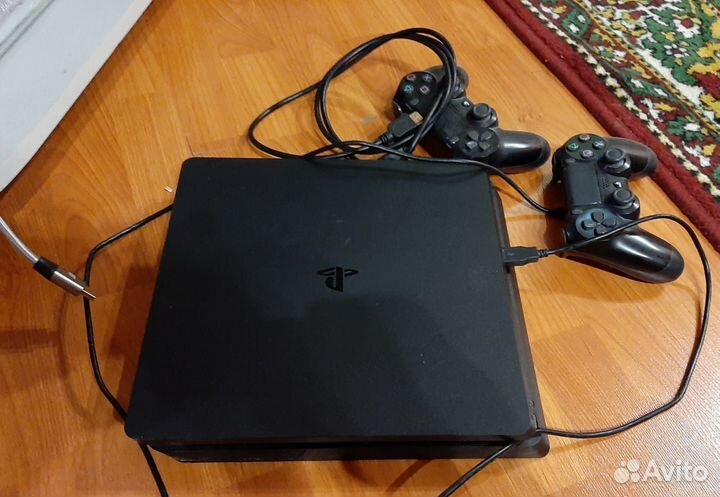 Playstation 4. Версия с диском. 1 Тб. 2 джойстика