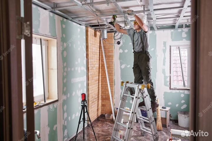 Отделочник электрик сантехник с своим инструментом