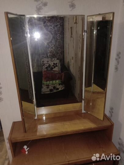 Трюмо с зеркалом