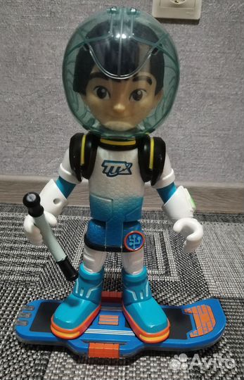 Робот Бэймакс и Майлз с другой планеты