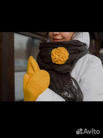 Варежки валяные с цветком брошью