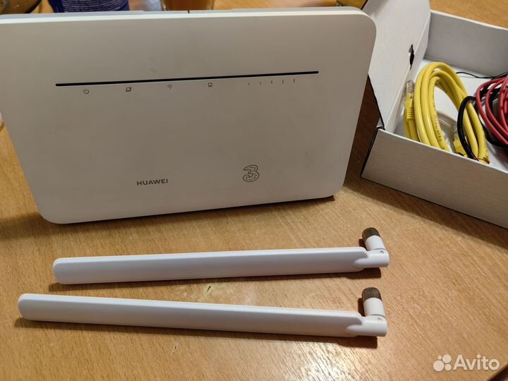 Интернет-центр Huawei B535-232 белый