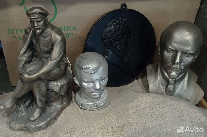 Металлические статуэтки, бюсты, панно