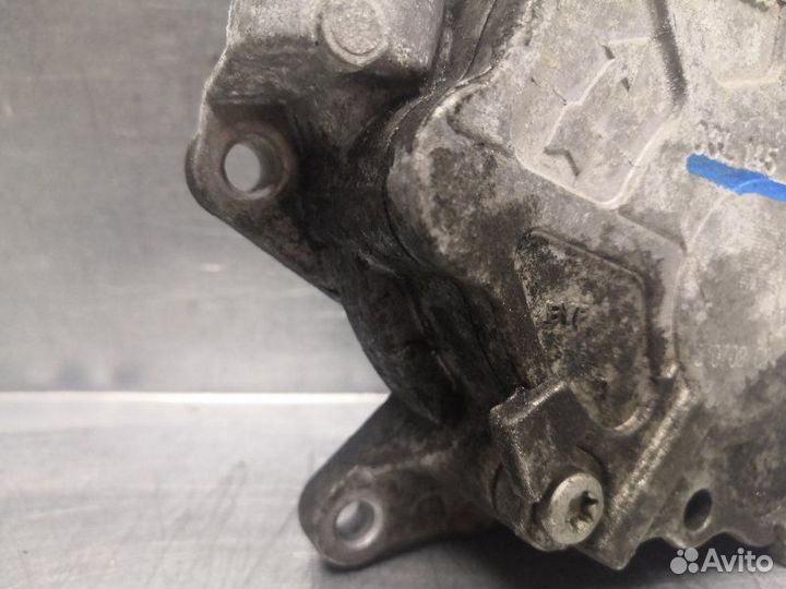 Насос вакуумный Volkswagen Passat B6 2005-2010