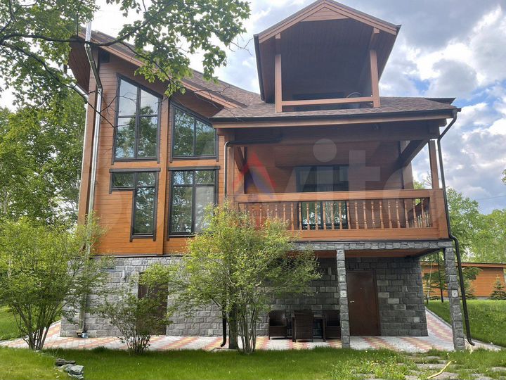 Дом 400,9 м² на участке 43,8 сот.