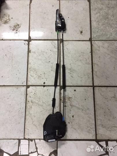 Замок двери правый задний с ручкой Toyota Camry 50