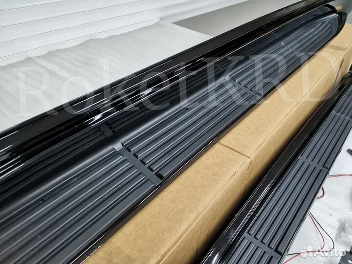 Пороги Toyota Land Cruiser 200 черные