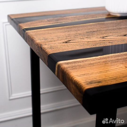 Кухонный стол из эпоксидной смолы и дерева