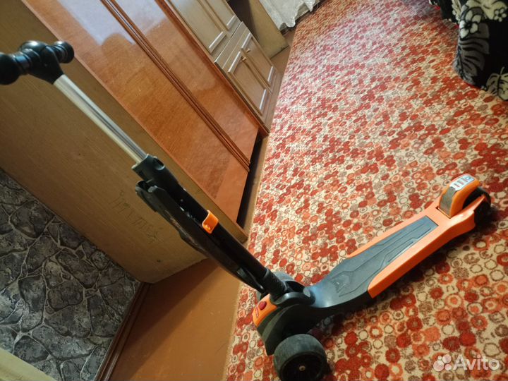 Самокат трёх колёсный