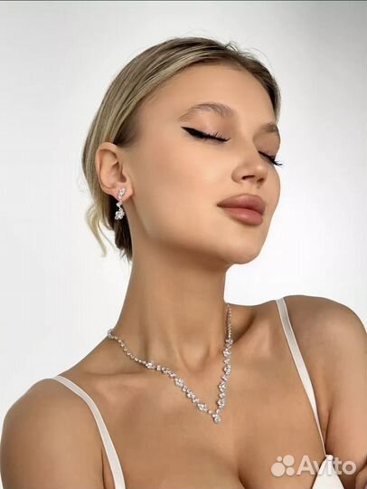 Набор бижутерии колье на шею и сережки