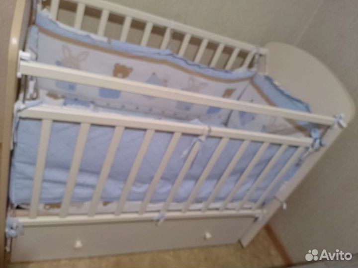 Детская кроватка с поперечным маятником