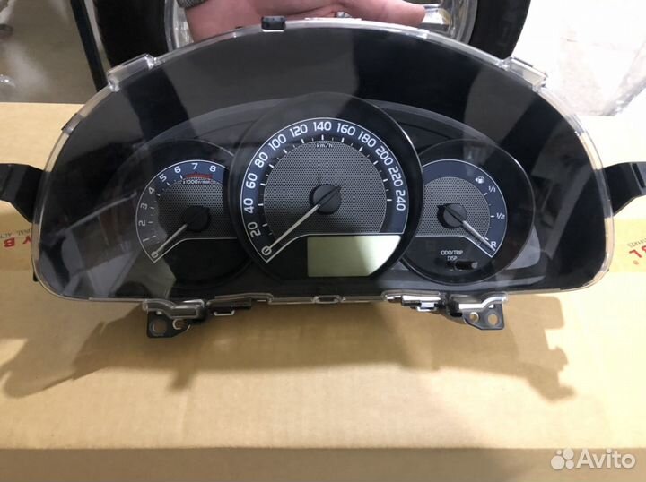 Щиток проборов на Toyota Corolla E180 оригинал