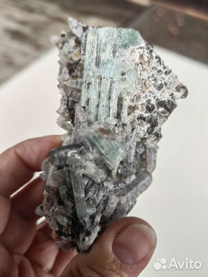 Минерал друза аквамаринов на дымчатом кварце