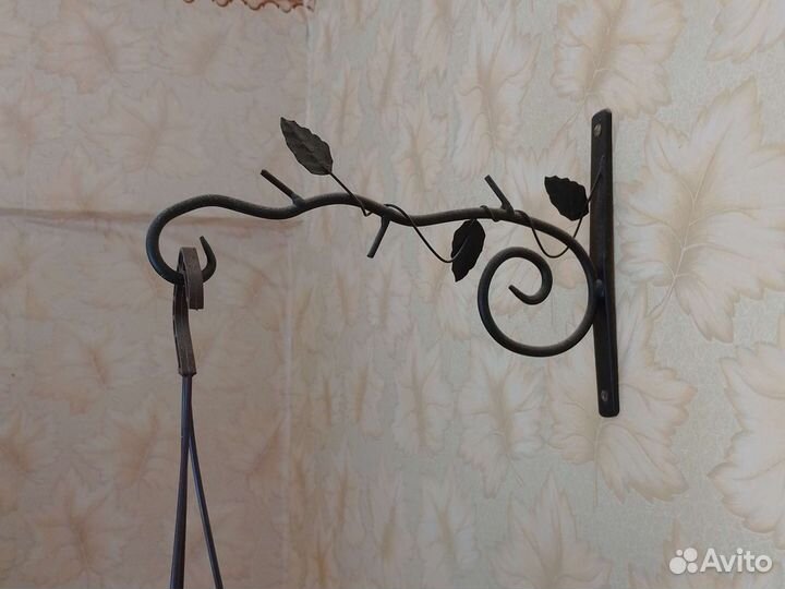 Крючок для цветов кованый настенный