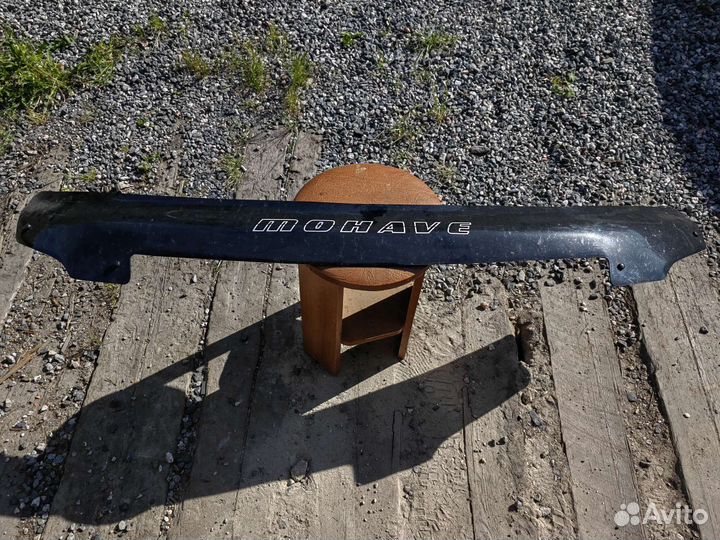 Спойлер на капот