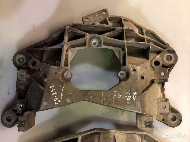 Кронштейн кпп опора кпп Траверса Ауди А8 Д4 Q5