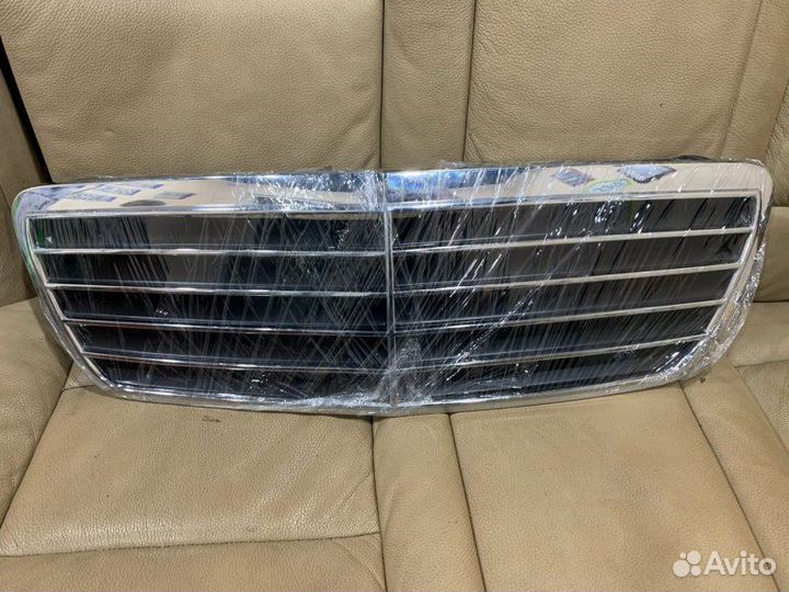 Решетка радиатора передняя Mercedes-Benz E-Class