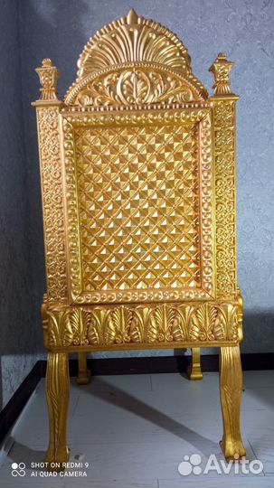 Трон покрытый сусальным золотом