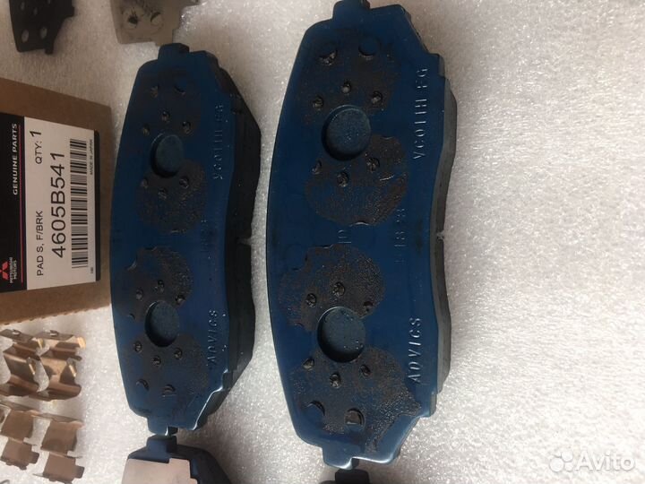 Передние тормозные колодки Mitsubishi