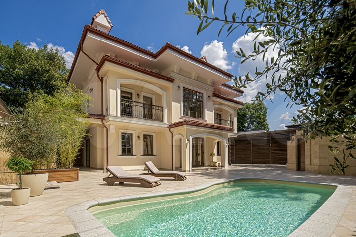 Дом 275 м² на участке 4,7 сот.