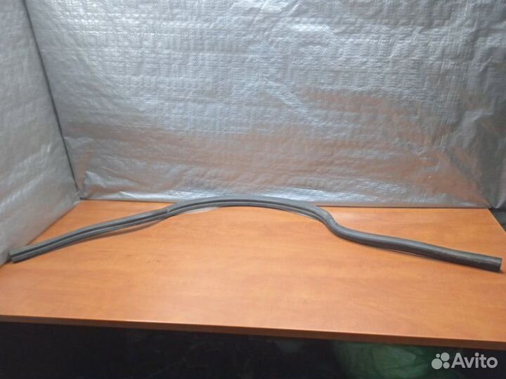 Задний уплотнитель капота Mercedes-Benz E-Class