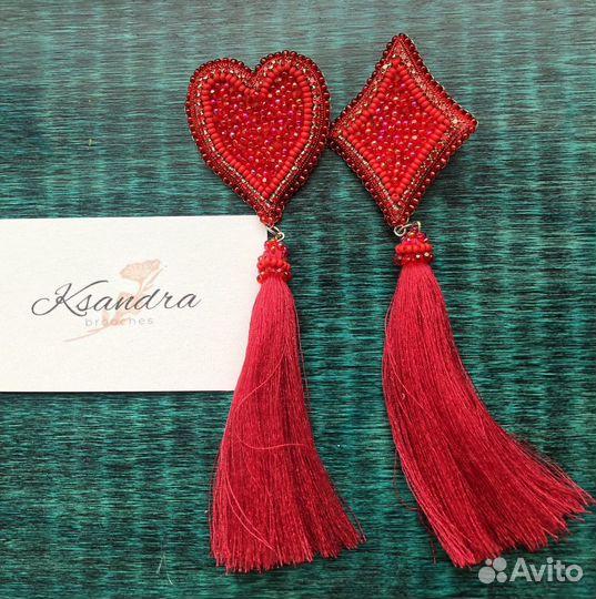 Брошь ручной работы из бисера