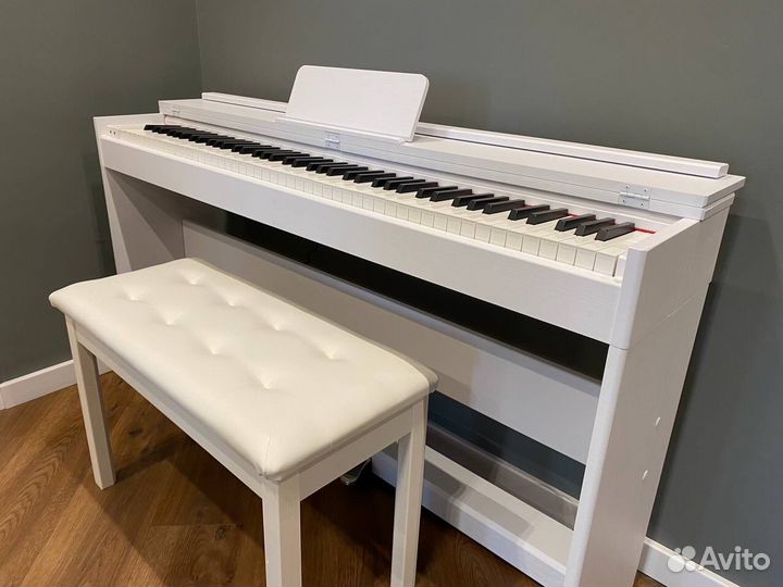 Новое белое цифровое пианино с банкеткой