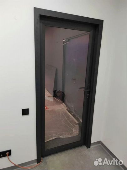 Распашные стеклянные двери