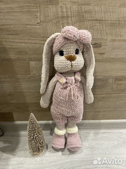 Вязаная игрушка кролик зайка с рюкзачком