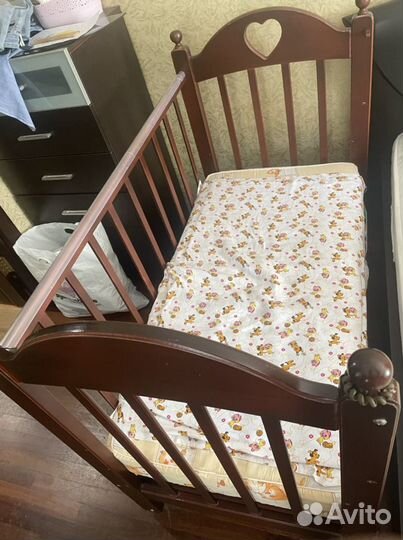 Детская кроватка с маятником и ящиком