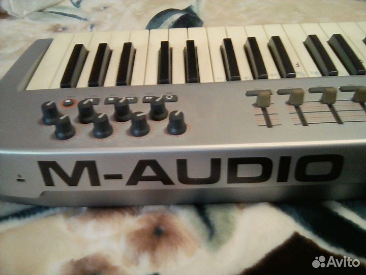 Синтезатор oxygen 49