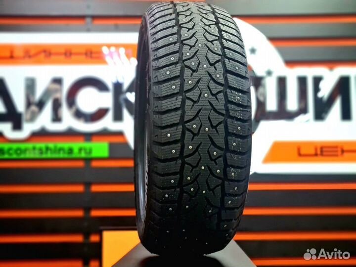 Royal Black Royal Stud 215/55 R17