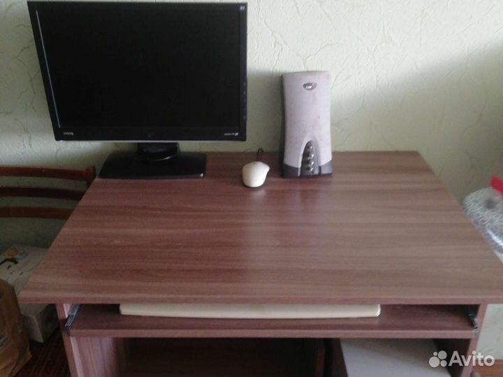 Компьютер со столом в рабочем состояни