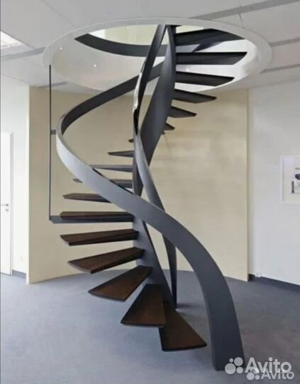 Из листового металла лестница на металлокаркасе