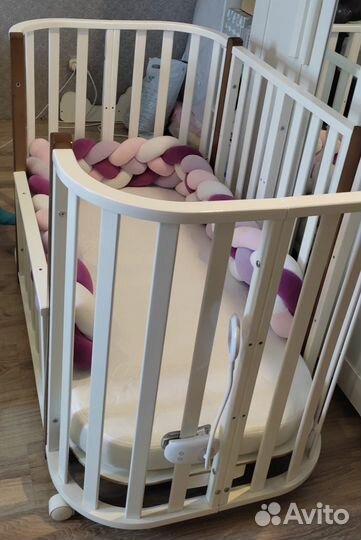 Детская кроватка с маятником