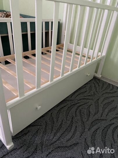 Детская кроватка с маятником