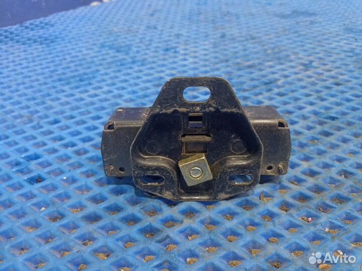Ответная часть замка багажника Renault Laguna 1