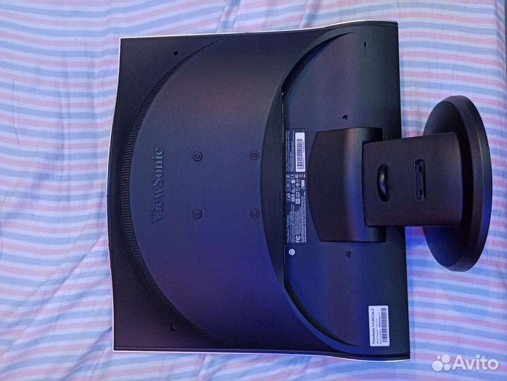 Монитор с диагональю 50.8 см