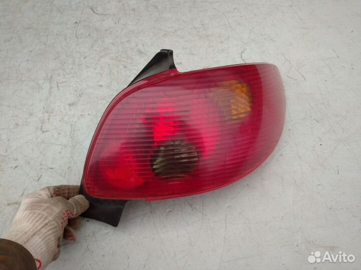 Фонарь задний правый Пежо 206
