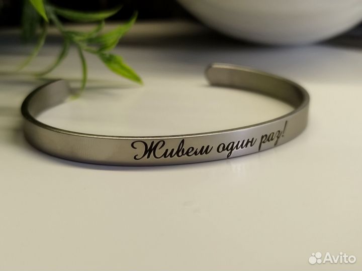 Лазерная гравировка на металле ножах жетонах