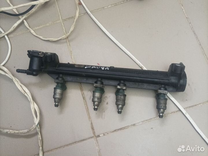 Топливная рампа с форсунками skoda octavia А4 1.6
