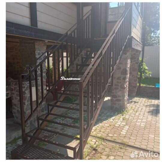 Уличная лестница. Крыльцо металлическое