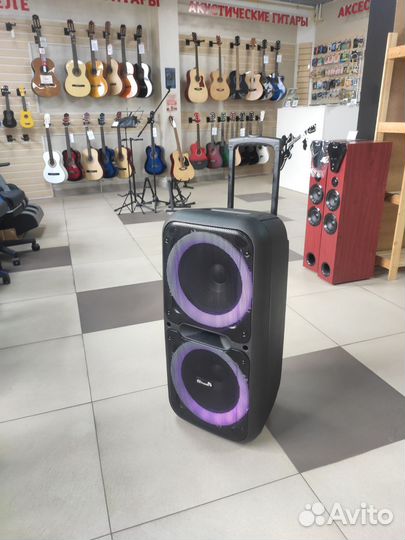 Блютуз колонка. Громкая. Долго держит заряд