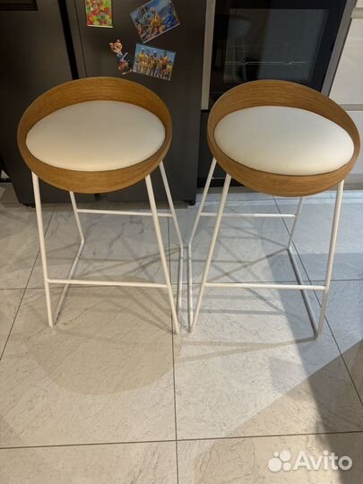 Полубарный стул