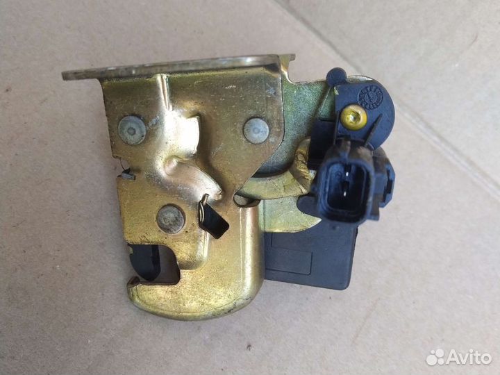 Замок стекла багажника Jeep grand Cherokee WJ