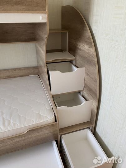 Трехъярусная кровать