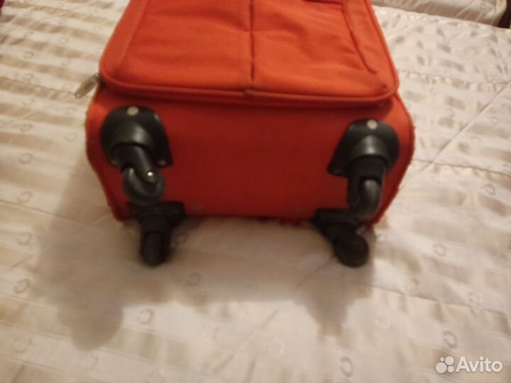 Чемодан маленький на колесах