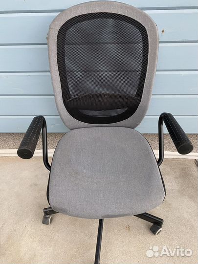 Кресло офисное с откидывающиейся спинкой