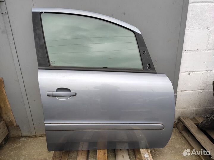 Дверь передняя правая на Opel Zafria B Z163
