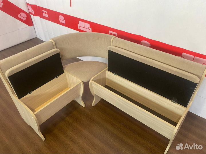 Кухонный уголок со столом и табуретками